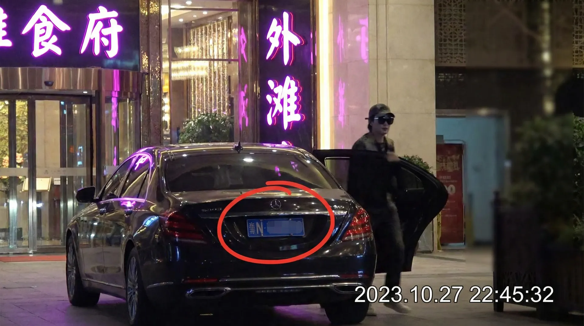 波波体育官网 - 豪车餐厅外偷拍